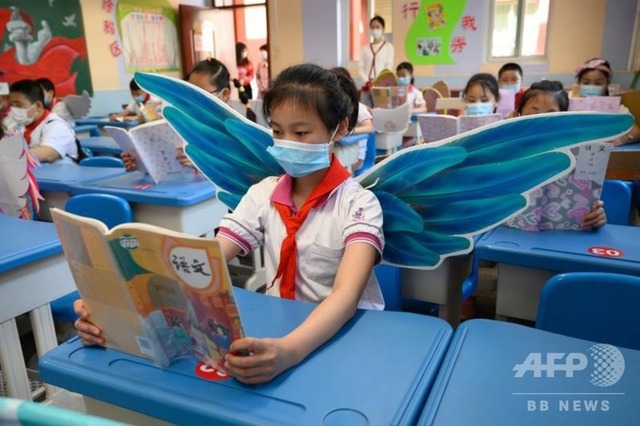 ◆画像◆中国共産党、10歳の女児に羽を授ける
