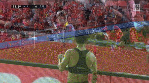 ◆リーガ◆スタンドのファンにユニを上げた久保建英、スパイクも上げてて草