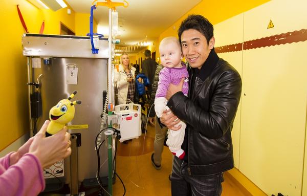 ◆ブンデス◆BVBこども病院訪問で、香川さん子供に思わず頬ずり・・・逆に元気をもらう？