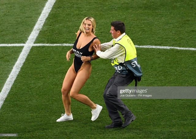 ◆画像◆CL決勝一番の盛り上がり！セクシー姉さんが乱入した瞬間ｗ
