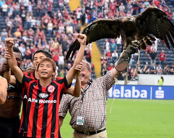 ◆画像小ネタ◆乾貴士、ガッツポーズも長谷部に整えられる(´・ω・｀)