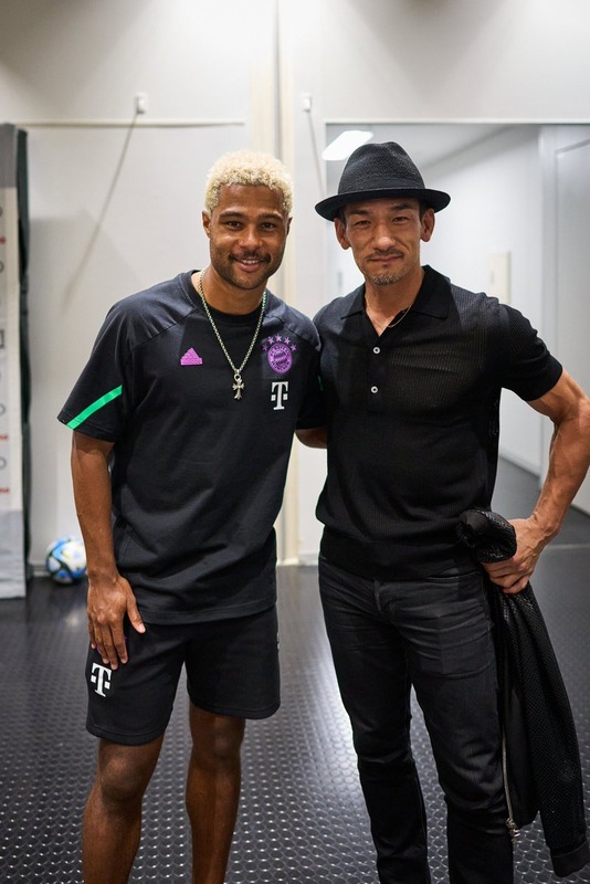 ◆画像◆バイエルンFWニャブリさん、中田英寿と遭遇！ツーショットをパシャリ