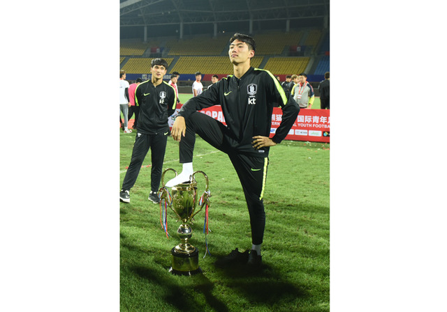 ◆アジア◆トロフィー踏みつけは氷山の一角…韓国サッカー、世界中でマナー悪い行為、五輪出場停止論も