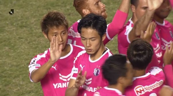 ◆悲報◆カズダンス”トシちゃんvar”したキングカズにハイタッチしようとした野人岡野雅行さん、気づいてもらえずジニアス柿谷状態！