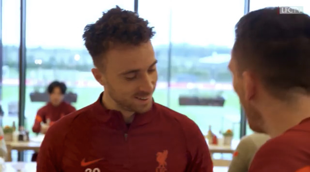 ◆悲報◆リバポFW南野タキ、クラブハウスでチームメイトがワイワイやってる後ろでぼっち飯