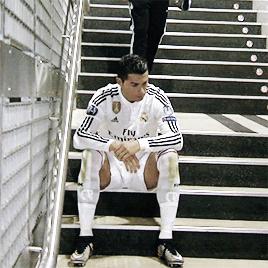 ◆リーガ◆クリロナ、目の前で味方が足出してゴールして激オコ　階段に座りちょっと拗ねぎみ