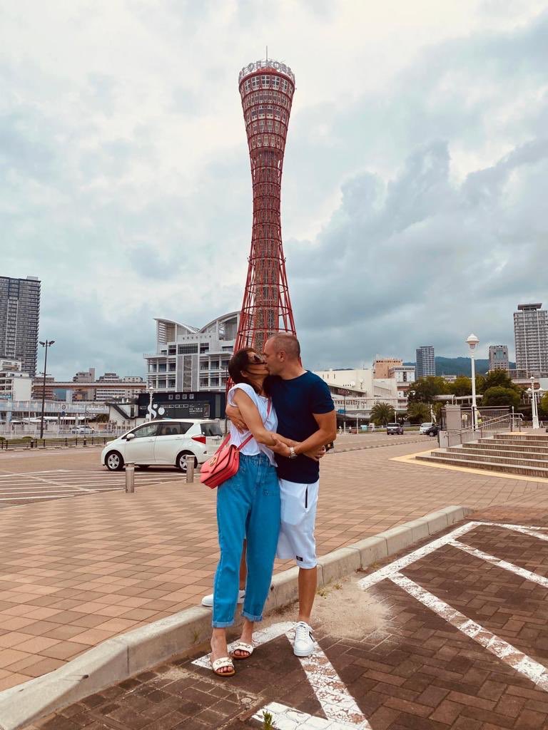 朗報 アンドレス イニエスタさん 奥さんと神戸ポートタワーの前で濃厚キス サッカー情報まとめアンテナ