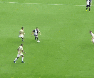 ◆Gif小ネタ◆クリスティアーノ・ロナウド、またしても華麗なドリブル突破！34歳にしてドリブルのキレが復活