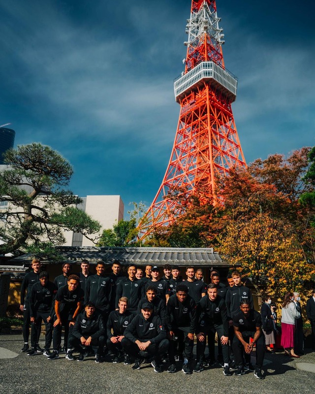 ◆画像◆最終日に東京タワーをバックに集合写真を撮る長谷部誠らフランクフルトの面々が修学旅行の行動そのものだと話題に！