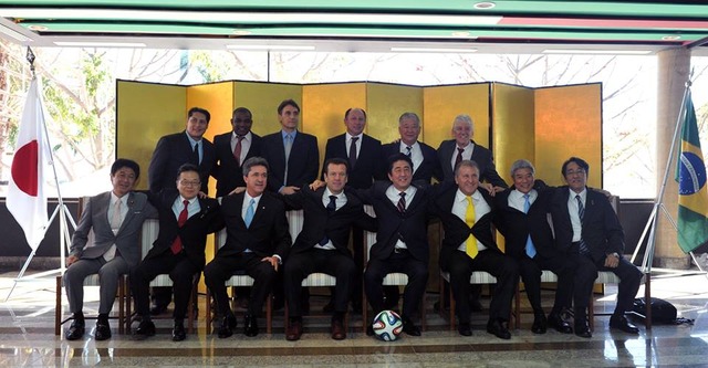 ◆サッカー外交◆安倍首相、首都ブラジリアでジーコ、ドゥンガ代表監督、セルジオ越後などＪリーグに貢献したブラジル人らと交流