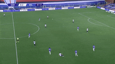 ◆Gif小ネタ◆胸トラップ一発で相手と入れ替わり大股ドリブルで運ぶ冨安健洋のダイナミックさは異常