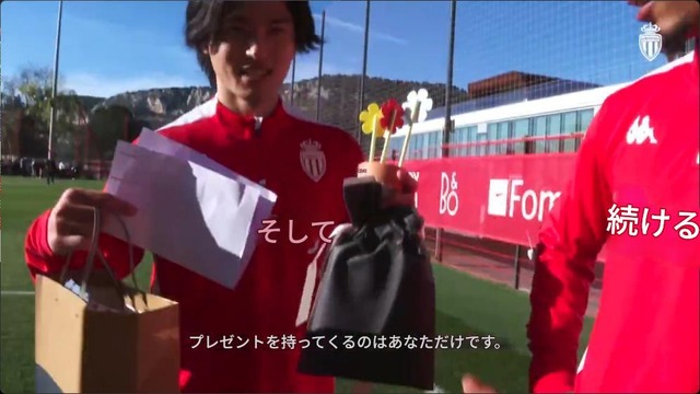 ◆朗報？◆練習を見に来る子どもたちにプレゼントを用意した南野拓実、同僚ケーラーに「日本人凄すぎ！」と言われるｗｗｗ