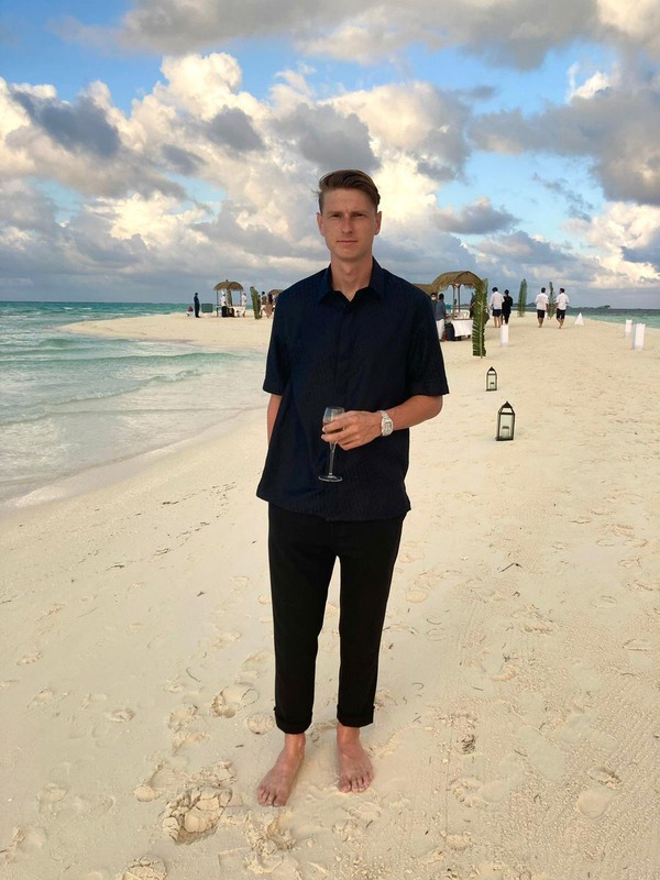 ◆画像◆バカンスのキャスパー・ユンカーさん浜辺でジェントルな格好でワイングラスを傾けてしまう