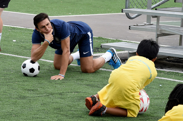 ◆セリエ小ネタ◆サネッティ４０さい赤ちゃんのようにハイハイしながらサッカー教室ｗｗｗ