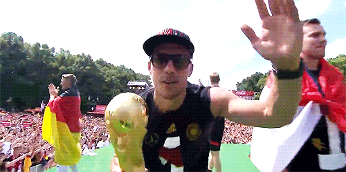 ◆Ｗ杯小ネタ◆祝勝会でＷ杯トロフィーをもてあそぶルーカス・ポドルスキ（アーセナル）ｗｗｗ