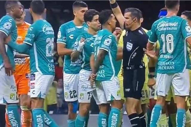 ◆悲報◆メキシコで衝撃の事件…主審が選手の股間にひざ蹴りを見舞い12試合の出場停止処分
