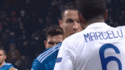 ◆Gif小ネタ◆高すぎヘッドで倒れた相手に立てと言った瞬間のクリロナの表情が秀逸すぎる件ｗｗｗ