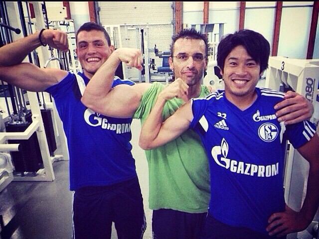 ◆ブンデス◆内田篤人、ジムでムキマッチョに肩を抱かれ・・・・