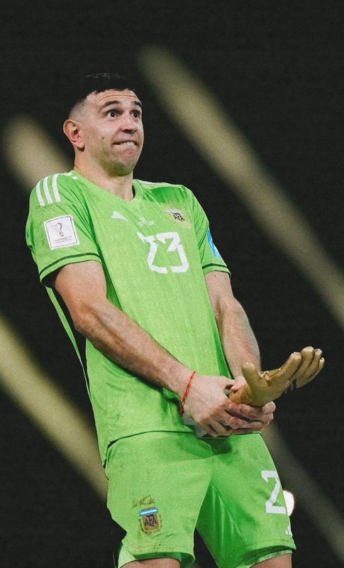 ◆バロンドール◆エミマルのヤシン賞受賞発表の瞬間のエンバペとデシャンの表情が塩すぎると話題に！W杯決勝の遺恨か？