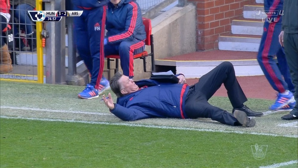 ◆動画小ネタ◆倒れてジタバタ第４審に抗議するファンハールとそれを冷ややかに眺めるヴェンゲルｗｗｗｗ