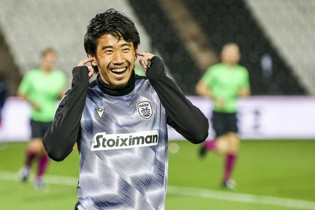 ◆悲報◆PAOK香川真司、ギリシャメディアに指差し指示を「ピッチを歩き回る交通監視員」と揶揄されてしまう