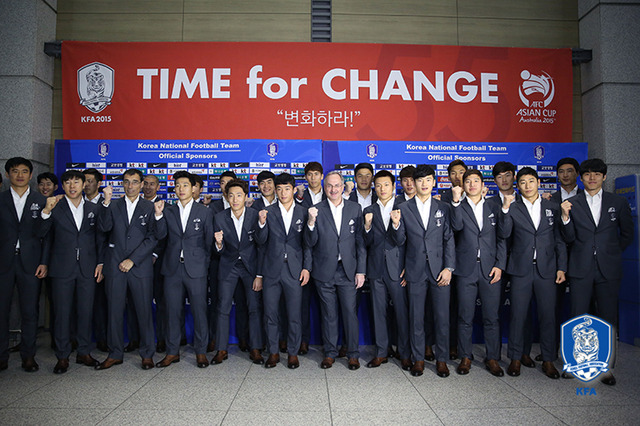 ◆アジア杯◆韓国代表早くも現地豪州入り・・・後の看板「TIME FOR CHANGE」の意味は？？？
