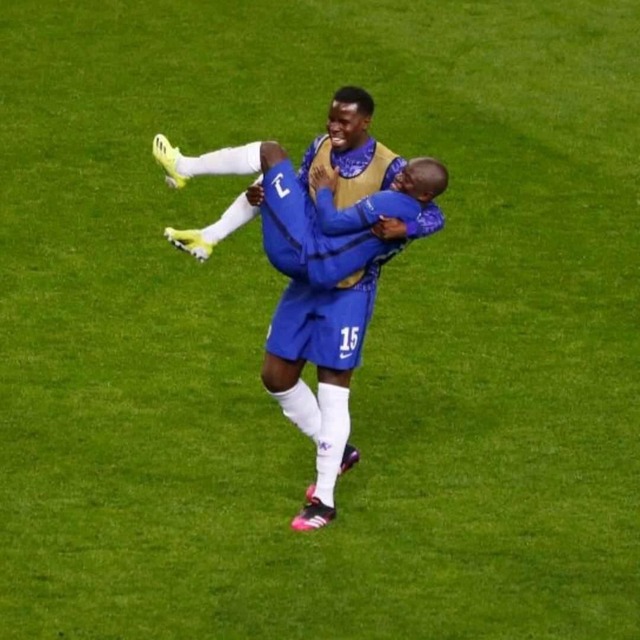 ◆画像◆エンゴロ・カンテさん、お姫様抱っこされる