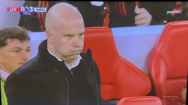 ◆悲報◆フォレスト戦3点目キメられたリバポ指揮官スロット…涙目でふくれっ面になってしまう😭