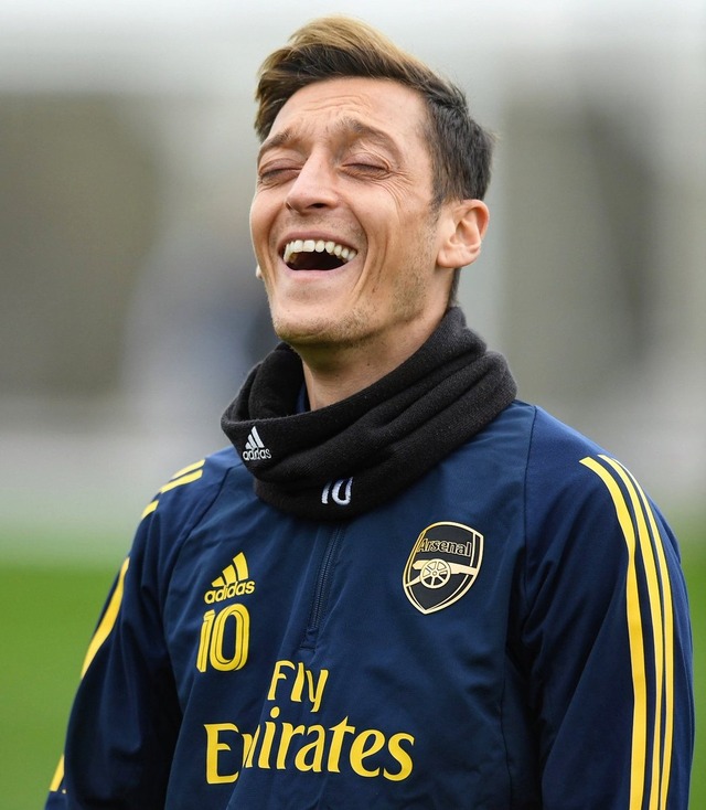 ◆プレミア◆アーセナル指揮官エメリさんに悲報…試合中エジルチャントが鳴り響く