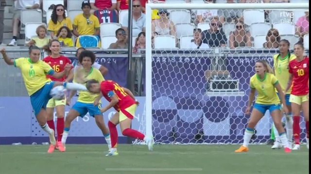 ◆悲報◆ブラジル女子代表マルタ、最後の五輪の試合でライダーキックで敢え無く退場😭