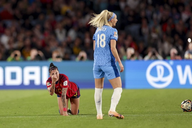 ◆悲報◆女子W杯決勝、スペイン代表エルモンソさん、イングランド代表に向かって中指を立ててしまう😭