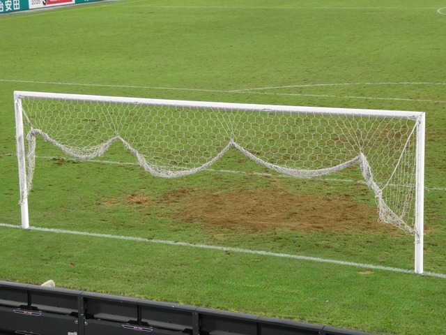 ◆悲報◆ノエビアスタジアムの芝が酷すぎると話題に！ゴール前ほぼズル剥け