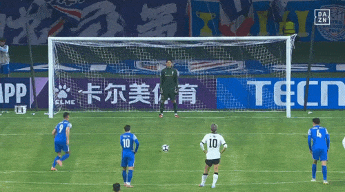 ◆悲報◆上海申花FWアンドレ・ルイスさん、”ウホホ～イ”みたいなジャンプしてPKを権田さんに止められる😭