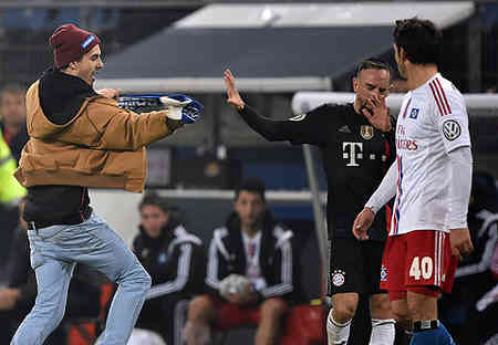 ◆悲報◆フランク・リベリ、乱入したHSVサポに襲われる