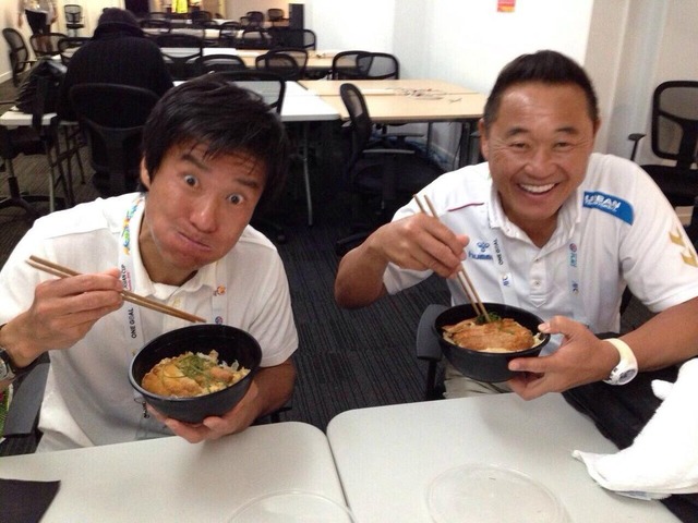 ◆アジア杯◆ゴン中山オーストラリアで松木安太郎とともにカツ丼を食す