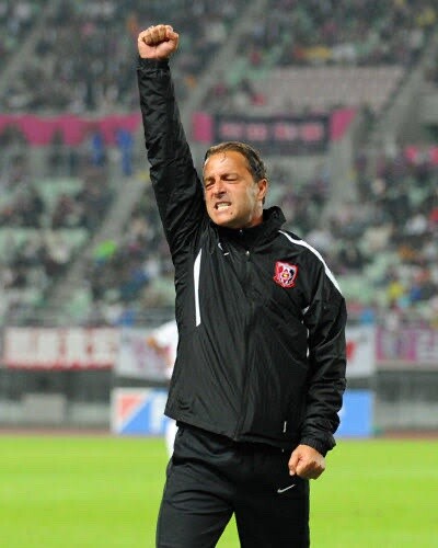 ◆悲報◆浦和レッズ、スコルジャ監督解任かと思ったら辞任で逃げられてた😭