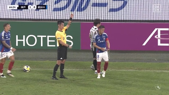 ◆悲報◆横浜FマリノスMF喜田さん、ジャンピングニーを後頭部に入れられて逆にイエローもらう😭