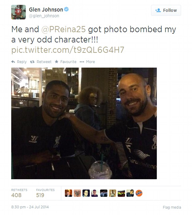 ◆画像小ネタ◆レイナとジョンソン（リバポ）が写真とったら後ろにゾンビが！？海外で話題に！