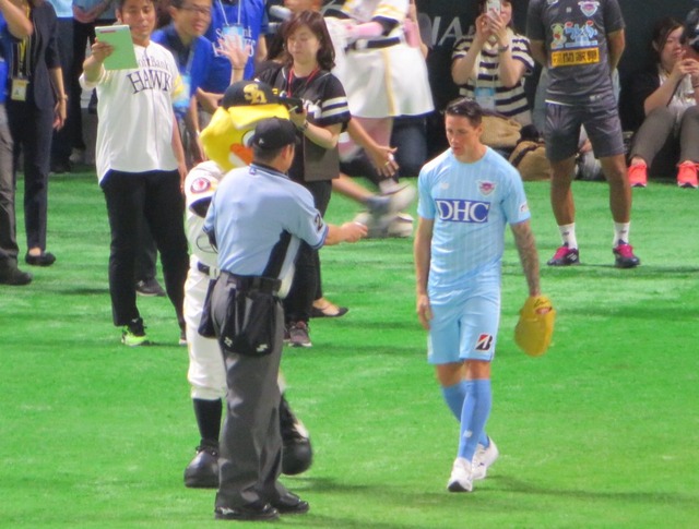 ◆Ｊリーグ◆Ｆ・トーレス、福岡ドームで始球式…豪速球が打者の背中を通過