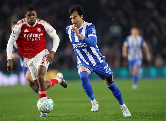 ◆プレミア◆左足首負傷の三笘薫、松葉杖姿「ほとんど体重をかけられず」