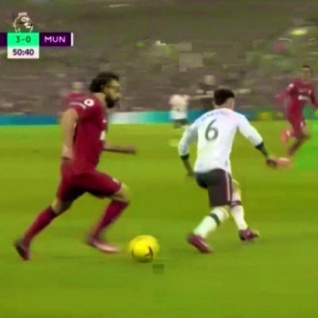 ◆悲報◆マンUDFリサンドロ・マルティネスさん、サラーの軽いフェイントで背中を向けてズッコケてしまう😭