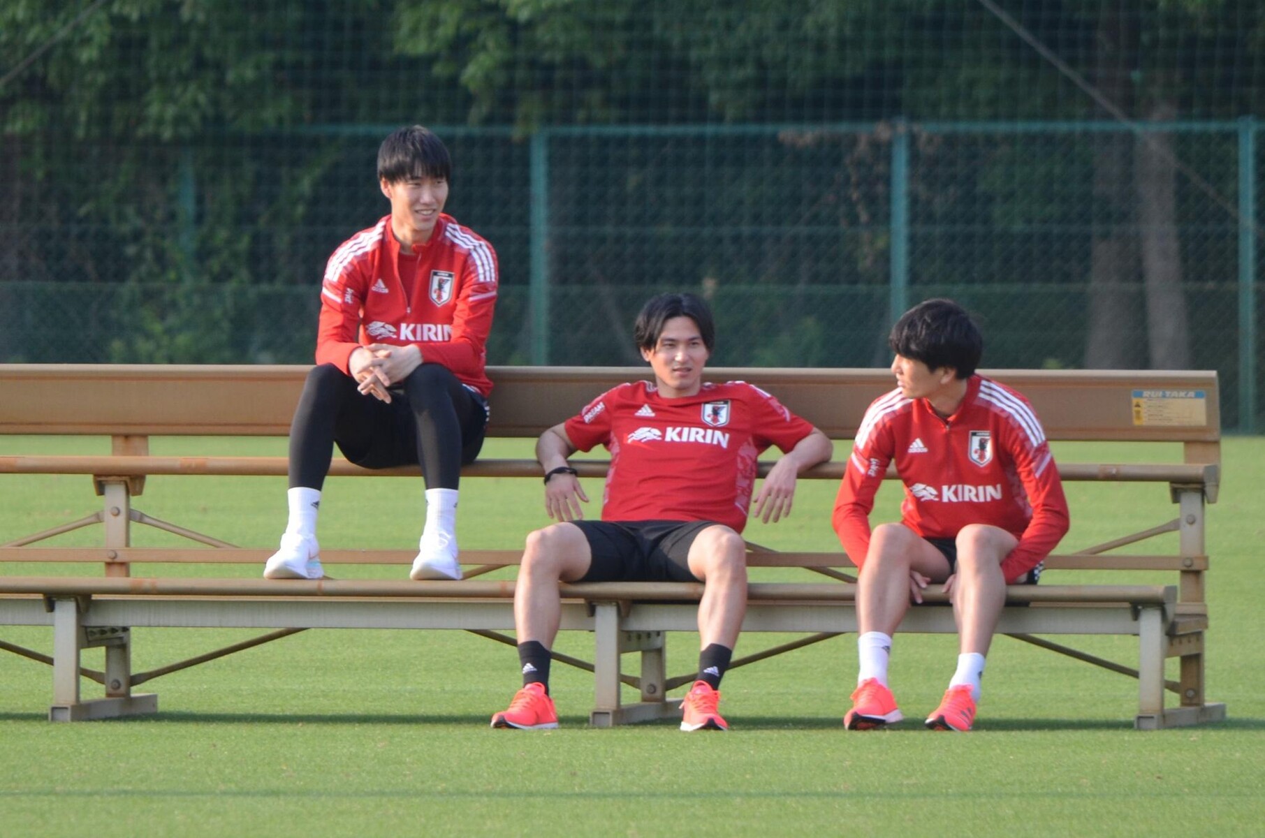 代表珍 南野タキ 鎌田大地 原口元気 練習場ベンチでの毒舌談義ｗｗｗ スポキチ速報