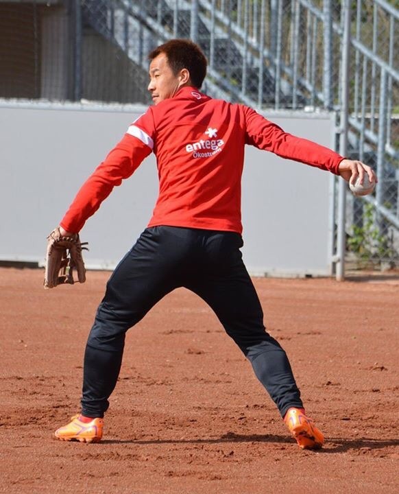 ◆ブンデス◆マインツ岡崎慎司、チームの練習で野球をする！「むっちゃ楽しかったです」
