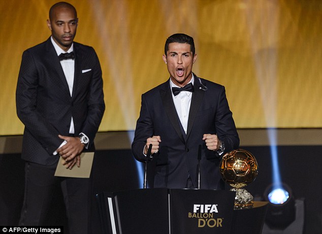 ◆画像小ネタ◆バロンドール受賞の瞬間のクリロナを見つめて表情が固まるティエリ・アンリｗｗｗ