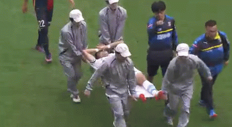 ◆悲報◆川崎Ｆの日本代表ＦＷ小林悠、ハムストリングの肉離れか？接触なしに倒れこみ負傷交代