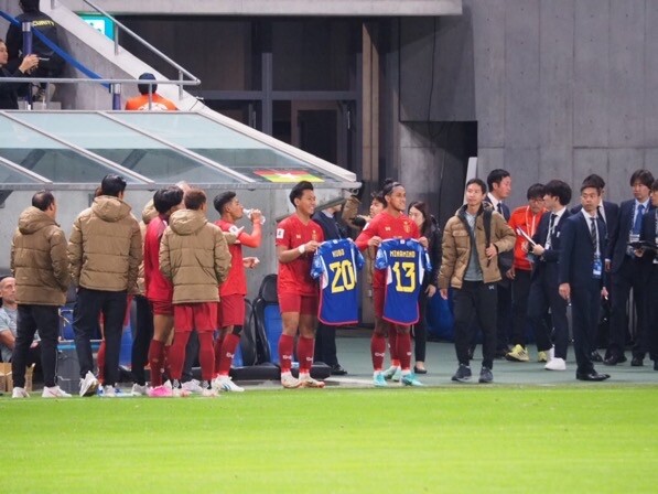 ◆画像◆ミャンマー代表さん、久保建英と南野拓実のユニフォームもらってニッコリ😁