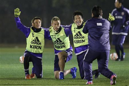 ◆代表小ネタ◆本田・乾・西川くん　むっちゃ楽しそうに肩くんでパシャ－代表合宿は明るくスタートした模様－