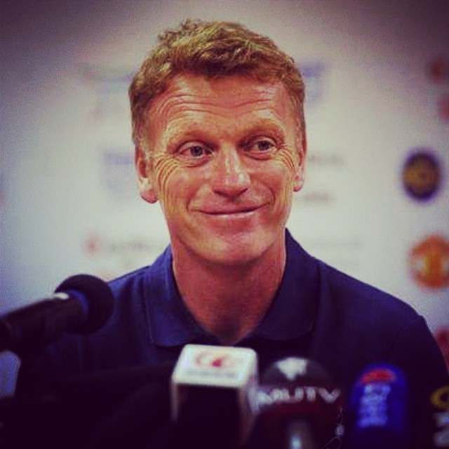 ◆リーガ◆退席処分で観客席のモイーズ、ファンにお菓子貰ってサムアップ！