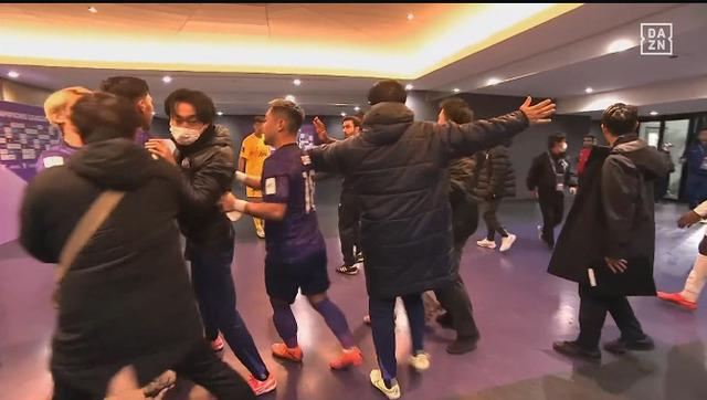 ◆悲報◆ACLE広島×上海申花 トンネル内で揉め事！まさに場外乱闘