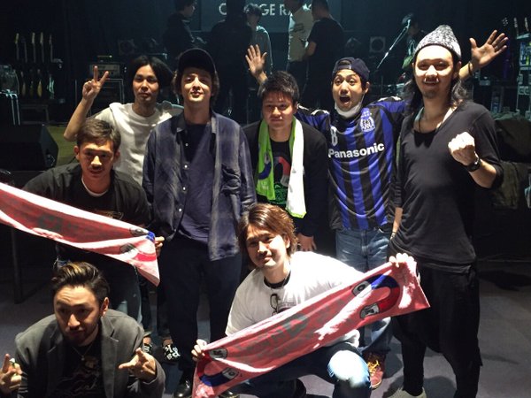 ◆画像◆Ｇ大阪の暴れん坊ＤＦ岩下敬輔　オレンジレンジのメンバーとパシャリ！